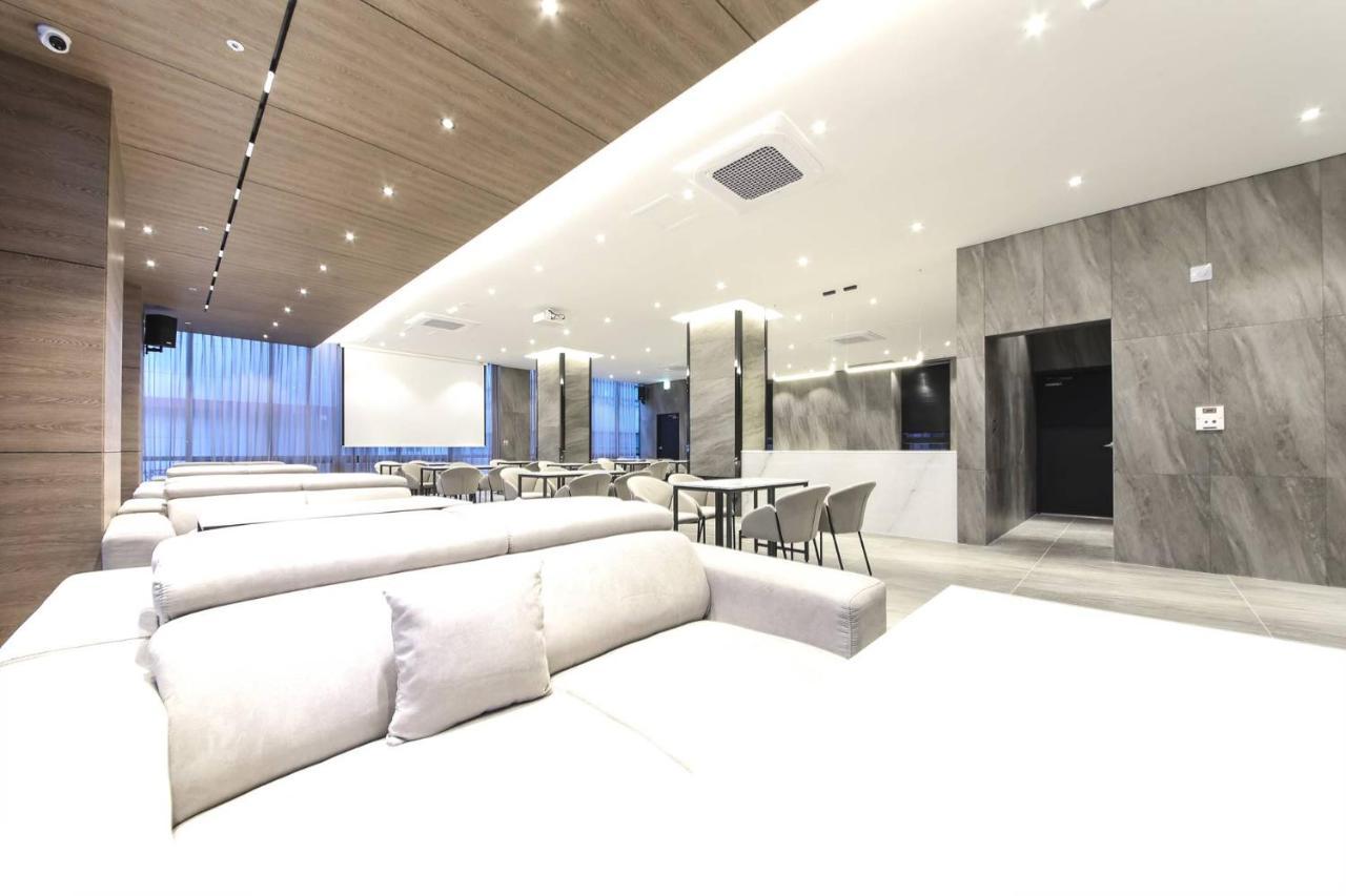 City Hotel The Busan Metro Bagian luar foto