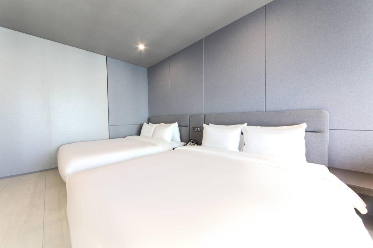 City Hotel The Busan Metro Bagian luar foto