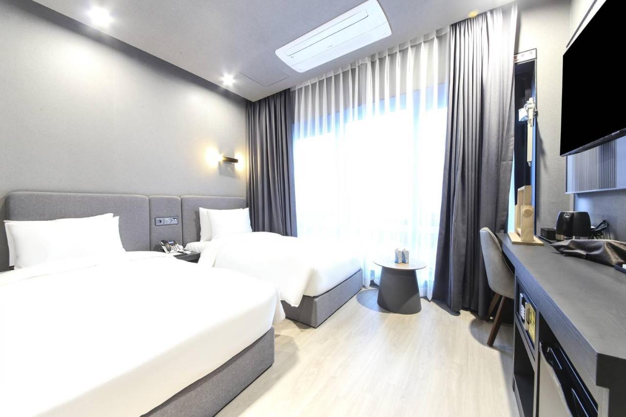 City Hotel The Busan Metro Bagian luar foto